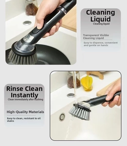 Détails de la brosse de cuisine montrant le distributeur de savon et les poils autonettoyants