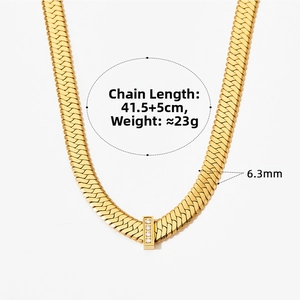 Detail einer 6,3 mm goldenen Schlangenkette mit rechteckigem Steinanhänger