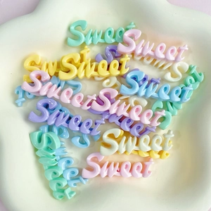 Vue macro de breloques Sweet colorées en résine pour le bricolage aux tons acidulés