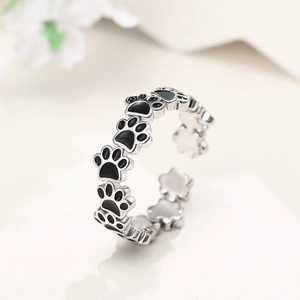 Makroaufnahme von verstellbarem Katzenpfoten-Ring aus Silber mit schwarzen Emaille-Tatzen