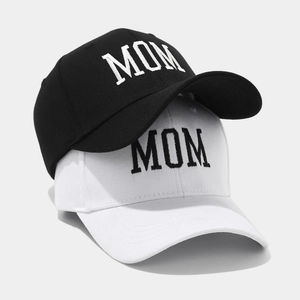 Detalle del bordado de letras MOM de alta calidad en gorras de béisbol de algodón