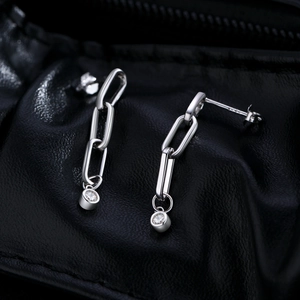 925 silver geometric chain earrings with moissanite drop on black leather background