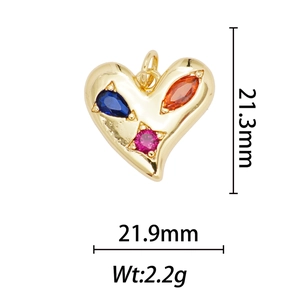 Détail d'un pendentif cœur doré avec pierres colorées, dimensions 21,3x21,9 mm