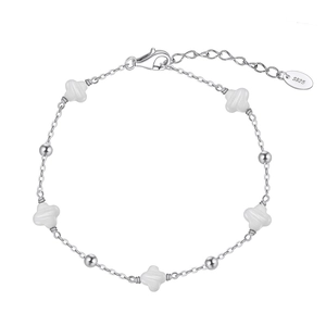 Detalle de la cadena de plata esterlina S925 con un dije de trébol blanco de nácar