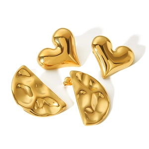 18K gold plated heart and hammered D-shape earrings set in polished stainless steel