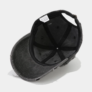 Dettaglio interno del cappellino in cotone lavato con fibbia e finiture di qualità