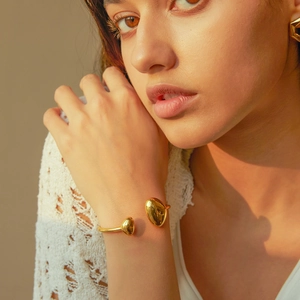 Bracciale aperto irregolare in acciaio inossidabile placcato oro 18k con gocce decorative