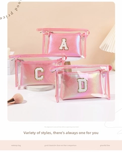 Dettaglio della borsa interna rosa cangiante con lettere di paillettes e guscio in PVC