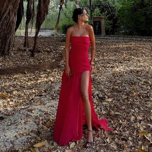 Détail d'une robe de soirée rouge sans bretelles avec fente haute et coupe longue