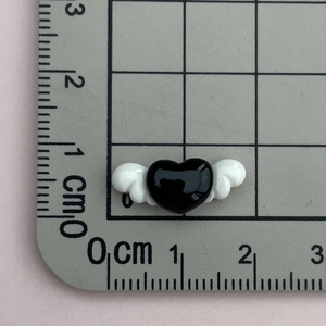 Mini-Harzanhänger schwarzes Herz mit weißen Flügeln, 2,5 cm groß auf Skala
