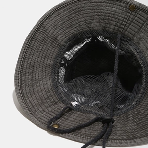 Dettaglio cappello da sole grigio scuro con fodera in rete e bottoni in metallo
