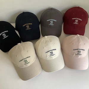 Collection détaillée de sept casquettes en coton colorées avec broderie B et visières courbées