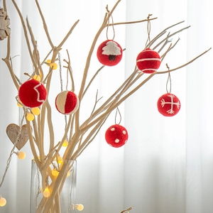 Palline sospese per albero di Natale in feltro di lana rossa con simpatici motivi festivi