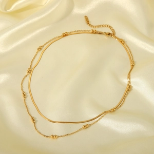 Collana a doppio strato in acciaio inossidabile dorato con catena serpente e perline