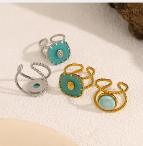 Detailansicht von vier verstellbaren Vintage-Ringen mit Türkis- und Aquamarin-Steinen