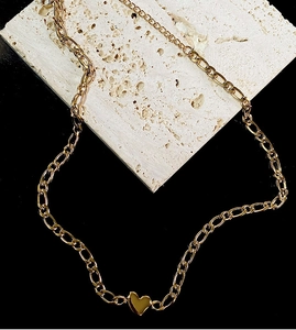 Détail du collier Figaro plaqué or 18 carats avec pendentif coeur poli sur pierre