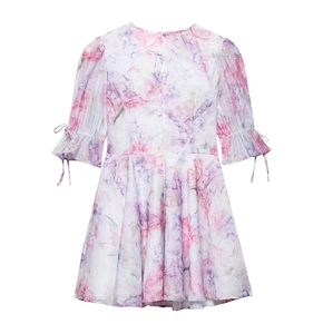 Détail des poignets volantés et du lien sur cette robe en mousseline à fleurs violettes