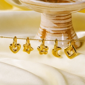 Parure de boucles d'oreilles dorées avec étoiles cœurs et lunes sur soie