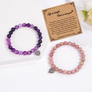 Bracelets en pierre naturelle rose et violette avec pendentifs cœur sur carte