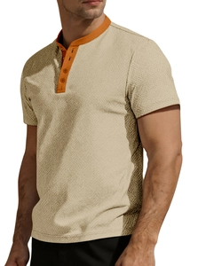 Détail de maille gaufrée et patte boutonnée orange sur chemise henley beige homme