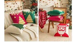 Détail de housses de coussin en velours avec broderies du Père Noël et de sapins de Noël