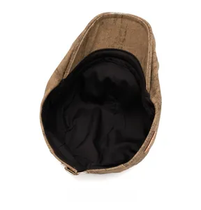 Vue intérieure d'une casquette vintage marron avec doublure noire et coutures soignées