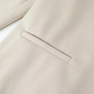 Gros plan détaillé de la couture de poche sur une robe trench beige pour femme