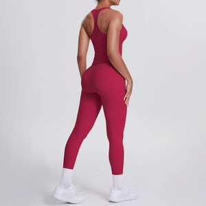 Ensemble de yoga rouge foncé avec haut dos nageur et legging, vue de dos latérale