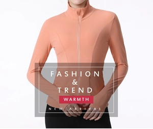 Détail de la veste de sport rose corail avec col montant, zip et passe-pouces