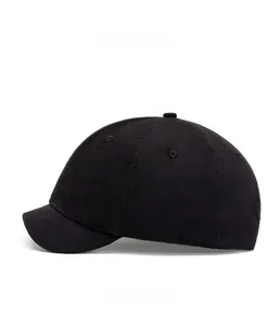 Vue latérale du bonnet miki noir avec coutures nettes et style vintage de travail