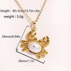 Collier pendentif crabe doré avec perle blanche et texture martelée au style océanique