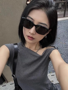 Klassische schwarze Oversize-Quadrat-Sonnenbrille getragen von einem Model im modernen Lifestyle