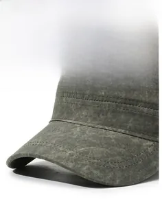 Détail en gros plan montrant la visière rigide et les coutures de la casquette.