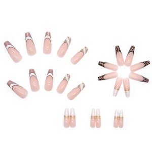 Unghie finte a ballerina leopardate con glitter e decorazioni French tip eleganti