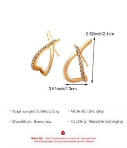 Vue détaillée des boucles d'oreilles croisées dorées avec cristaux et dimensions