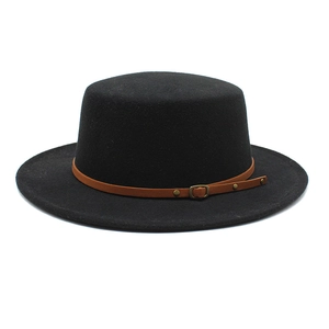 Détail d'un chapeau en laine à bord plat avec ruban en cuir marron et boucle en métal