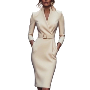 Vue détaillée de la robe beige élégante montrant le col officier en V et la ceinture