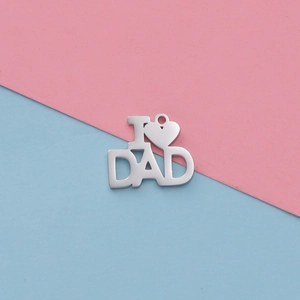 Κοντινό πλάνο του ασημί μενταγιόν I heart DAD για κατασκευή κοσμημάτων γιορτής του πατέρα