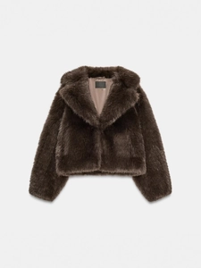 Manteau court en fausse fourrure marron pour femme avec revers larges sur fond gris