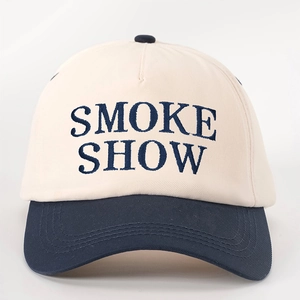 Détail de la broderie SMOKE SHOW sur une casquette de baseball bicolore beige et bleu