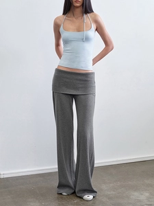 Haut bleu clair dos nu avec pantalon large en tricot gris foncé à taille haute