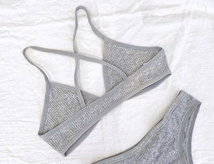 Ensemble bralette côtelé gris avec dos croisé et culotte assortie posés à plat