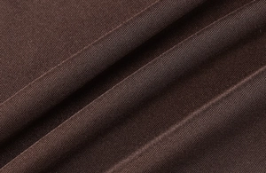 Macro d'un tissu en maille côtelée marron foncé pour robes longues élégantes et ajustées