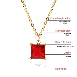 Détail du pendentif zircon carré rouge et chaîne en acier inoxydable plaqué or 18K