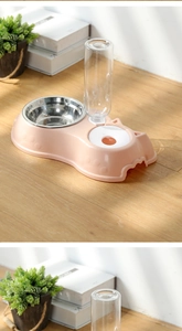 Détail du socle rose en forme de chat et du bol en inox avec bouteille d'eau par gravité