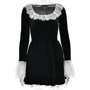 Robe courte en velours noir élégante avec bordure en dentelle blanche et col carré