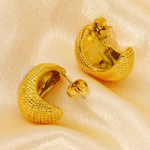 Boucles d'oreilles C chic en acier doré 18K avec texture matelassée sur soie champagne