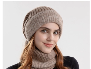 Nahaufnahme von braunem Strickmützen- und Schal-Set mit dickem Thermo-Fleecefutter für Damen