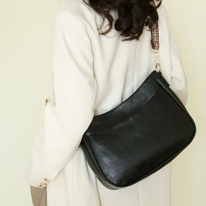 Borsa tote a mezzaluna in pelle nera minimalista con tracolla in tessuto colorato donna