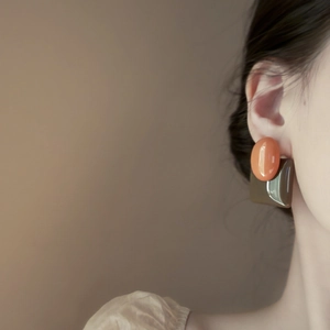 Retro oval contrast color resin stud earrings with orange and dark brown geometric design